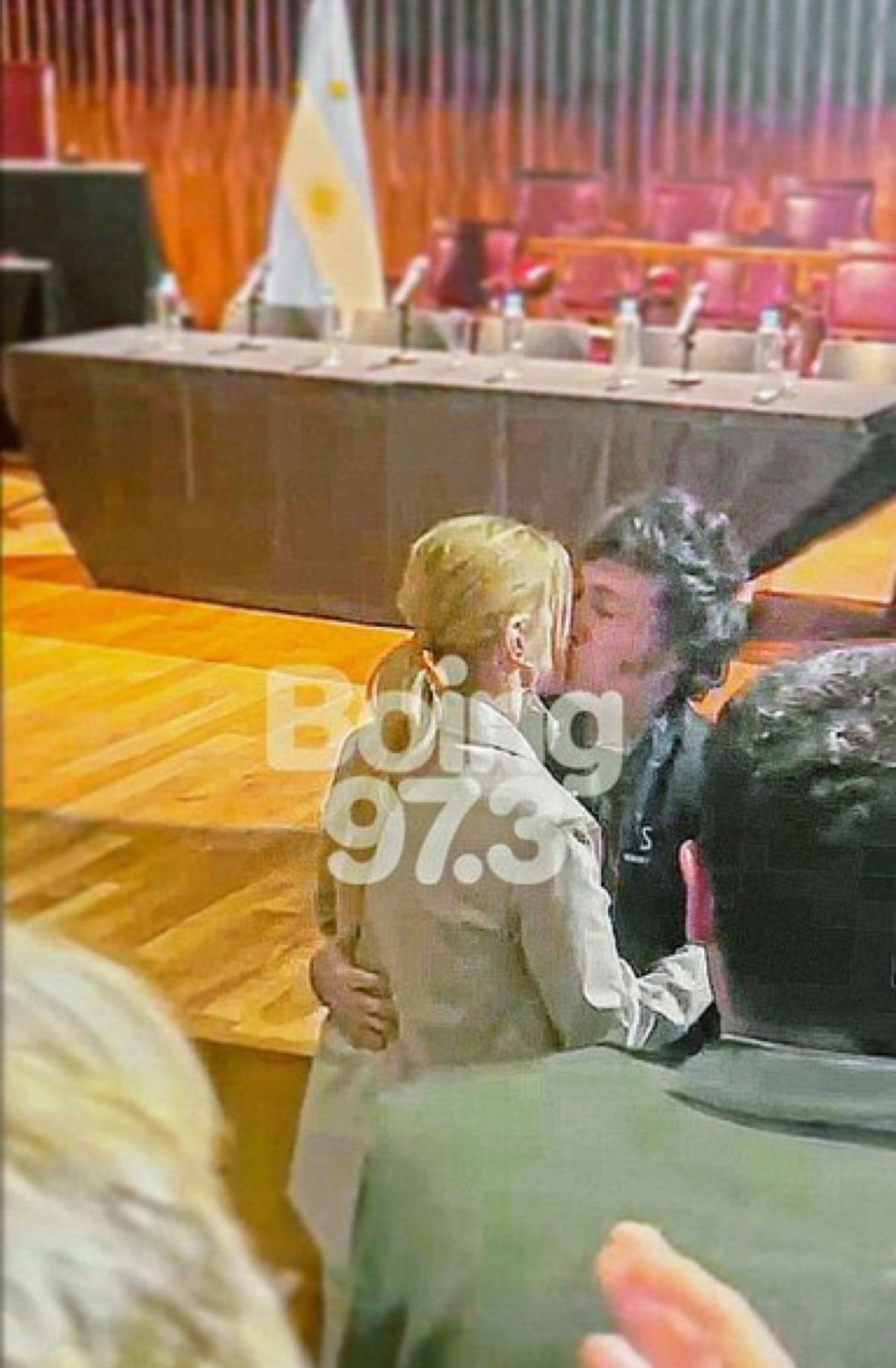 Yuyito González y Javier Milei, a los besos públicamente. Yuyito González y Javier Milei, a los besos públicamente.