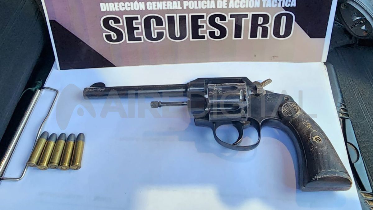 El revólver calibre 32 que los jóvenes tiraron debajo del patrullero.