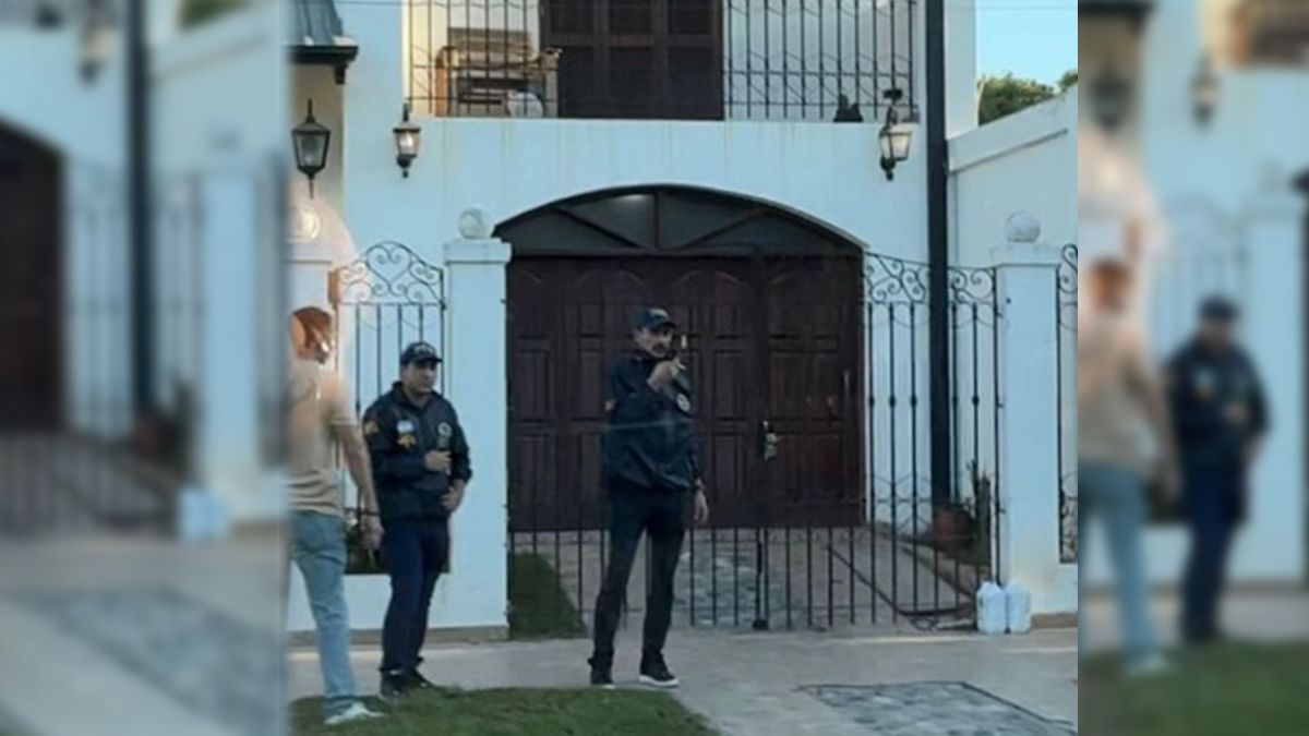 Policías federales en el frente de la casa del tirador de San Cristóbal. Policías federales en el frente de la casa del tirador de San Cristóbal.