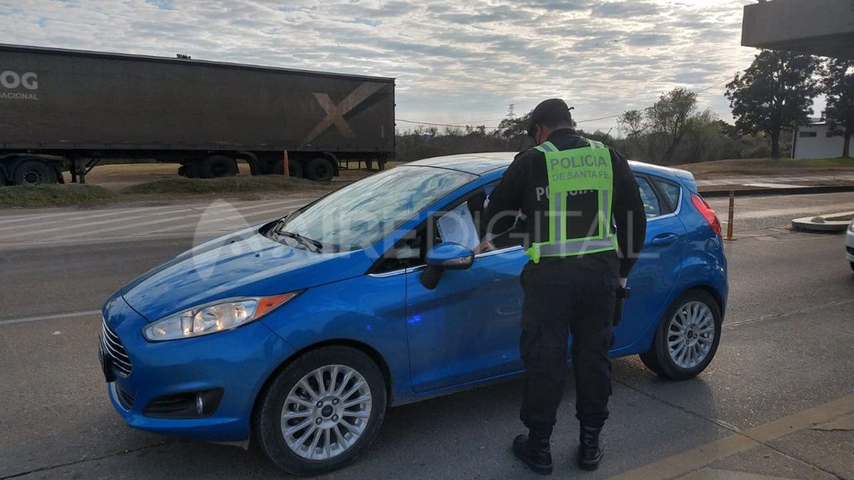 Los vehículos que ingresen a la provincia de Santa Fe podrán circular con un pasajero por ventanilla, es decir, hasta cuatro personas por automóvil, debiendo utilizar barbijos o mascarillas aun siendo parte del mismo grupo familiar.