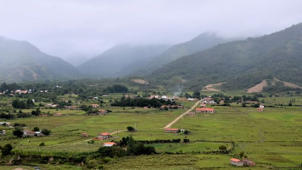 La estrecha dependencia comercial con la ciudad boliviana de Bermejo impulsó un fluido intercambio cultural que define la identidad, la gastronomía y los modismos de los habitantes locales.