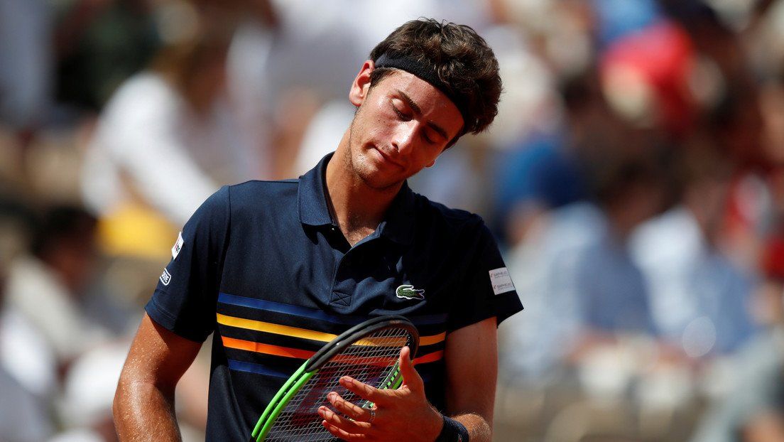 Insólito: un tenista crea polémica en el Abierto de Australia al pedirle a una recogepelotas que le pele una banana