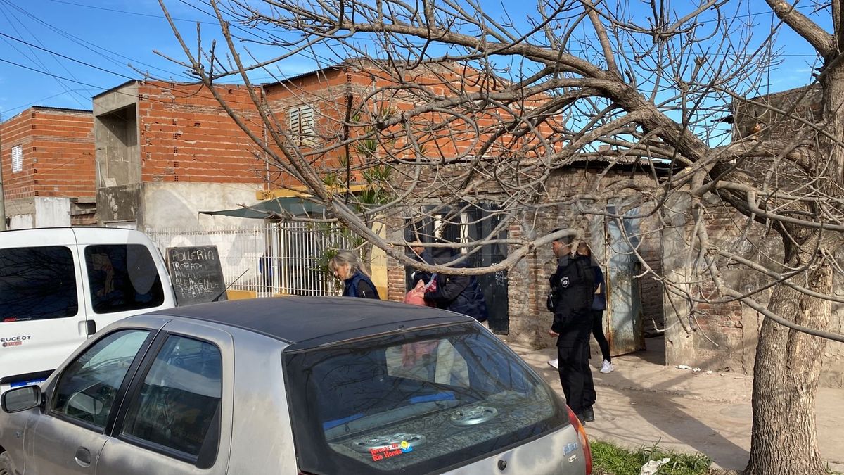 El hombre fue trasladado esposado por la Brigada de Femicidios.