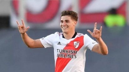 ¿Julián Álvarez es un viajero del tiempo?: el parecido con un ex Manchester City que es viral