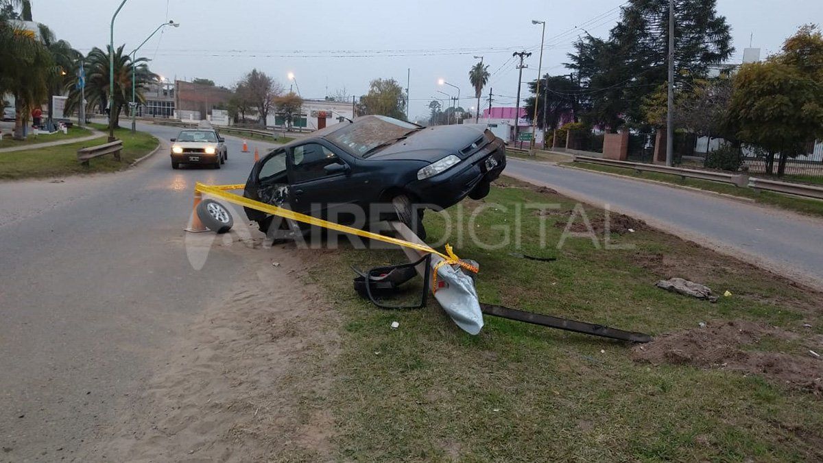 El Fiat Palio qued&oacute; mirando hacia el sentido contrario al que circulaba.&nbsp;