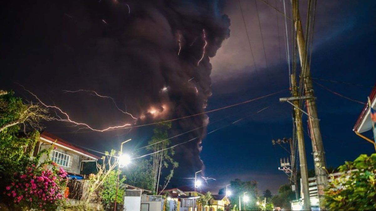 Los impactantes rayos generados por la erupción del volcán Taal en Filipinas
