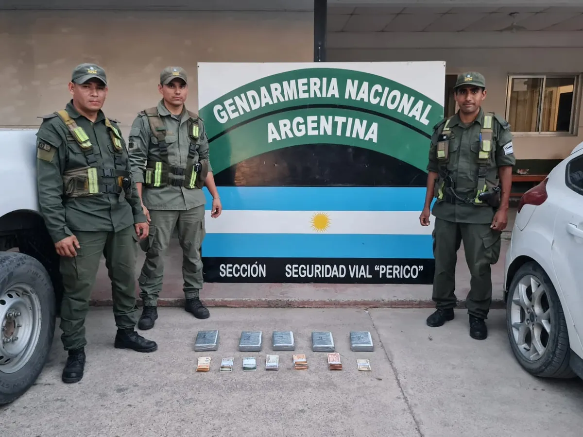 Un total de cinco kilogramos de cocaína estaban ocultos debajo de los asientos en donde se encontraban los menores.