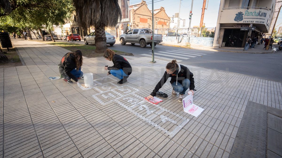 Rayuela recreativa en la pasarela de Bulevar y Rivadavia. Rayuela recreativa en la pasarela de Bulevar y Rivadavia.