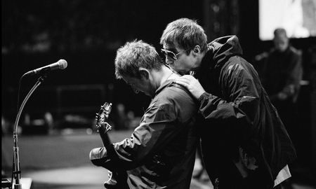 Liam y Noel Gallagher grabaron su primera entrevista juntos desde los años 90 para el cierre de la película. Liam y Noel Gallagher grabaron su primera entrevista juntos desde los años 90 para el cierre de la película.