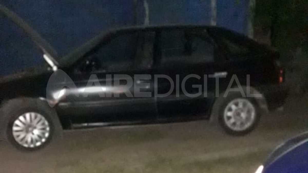 El auto que el ladrón dejó sin batería.