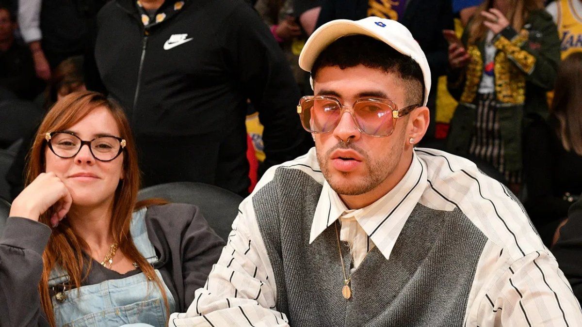 Bad Bunny y su novia Gabriella Berlingeri&nbsp; 