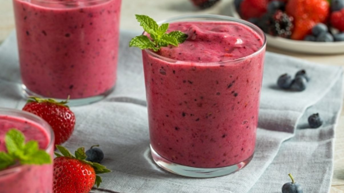 Cómo hacer licuado de frutos rojos en casa: la receta fácil y rápida
