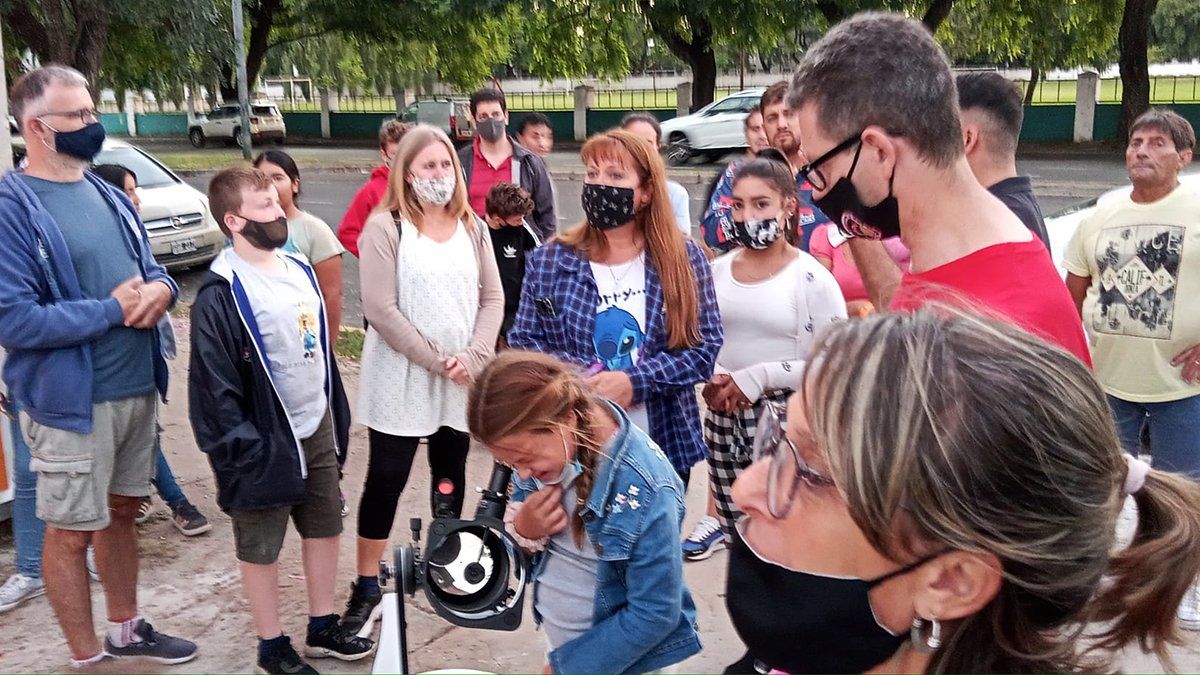 El Code realiza actividades afuera del edificio.