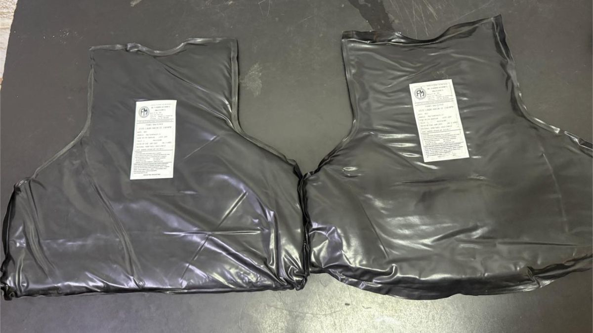 El chaleco incautado cuenta con paneles bal&iacute;sticos y su tenencia y comercializaci&oacute;n est&aacute;n alcanzadas por regulaciones espec&iacute;ficas.