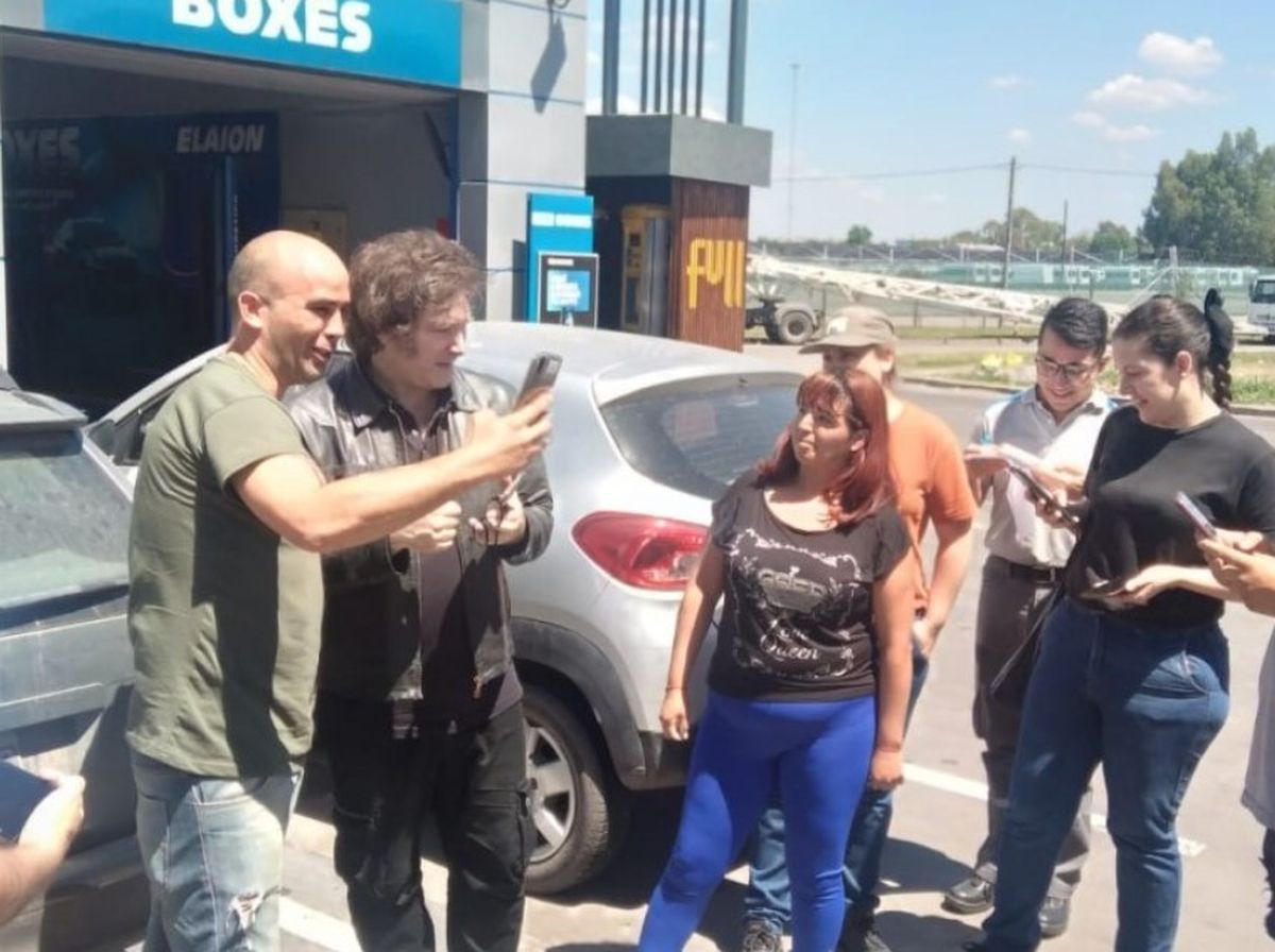 Javier Milei junto a sus simpatizantes en una estación de servicio de zona norte. Javier Milei junto a sus simpatizantes en una estación de servicio de zona norte.