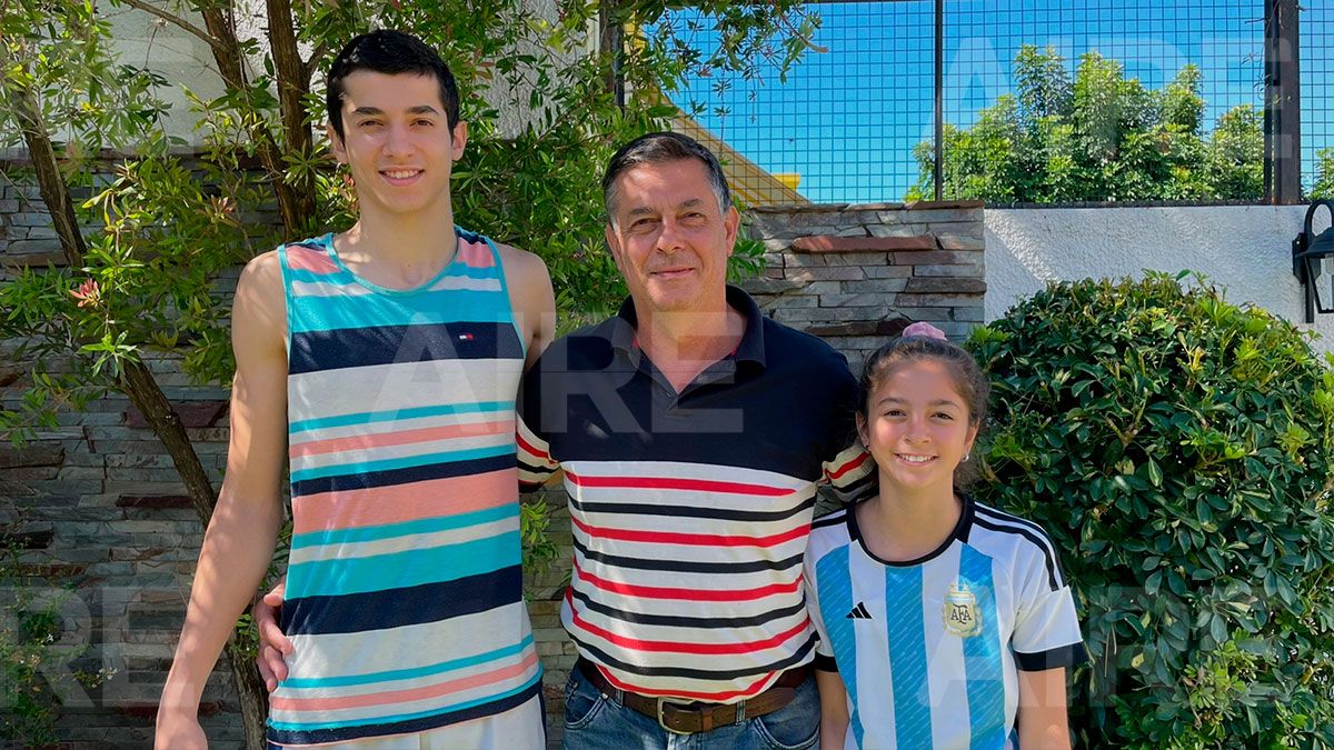 Emiliano Bortolotto junto a su padre Daniel y su hermana Dana.