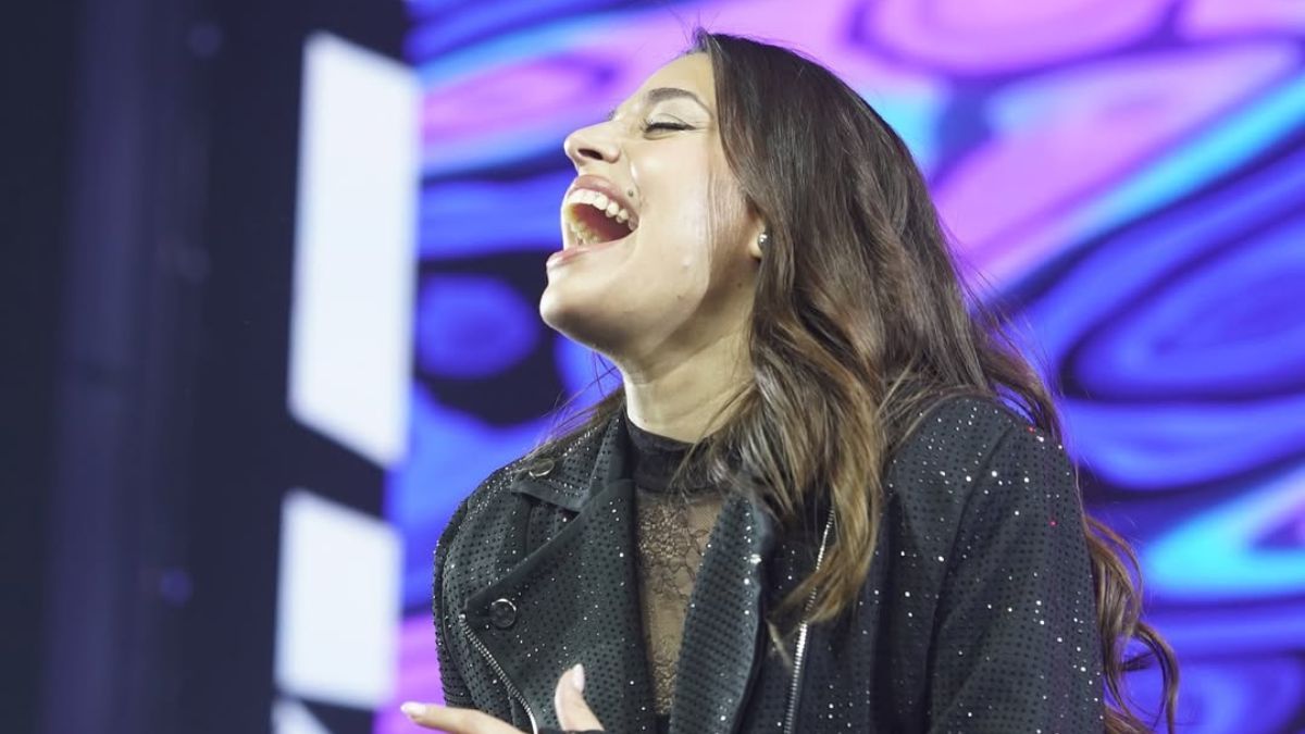 Eugenia Quevedo canta el Himno Nacional en el partido de Argentina vs. Venezuela.