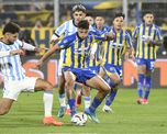 Rosario Central le ganó 2 a 1 a Racing y pasó a semifinales del Torneo Apertura. Rosario Central le ganó 2 a 1 a Racing y pasó a semifinales del Torneo Apertura.