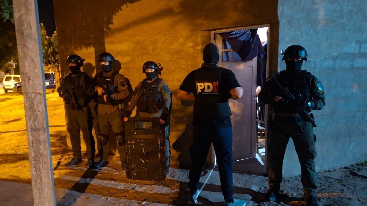 La Policía de Investigaciones detuvo a cinco personas en Laguna Paiva tras realizar 11 allanamientos por microtráfico.