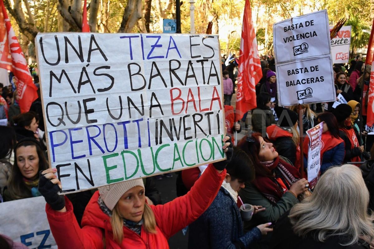 Docentes iniciaron una jornada de paro con movilización en Rosario en reclamo de seguridad en las escuelas.
