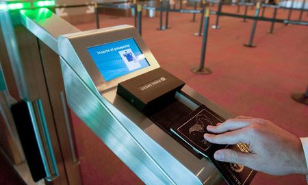 El carnet digital está disponible tanto en español como en inglés con el objetivo de ser presentado en el exterior por aquellas personas que deban desplazarse entre países. El carnet digital está disponible tanto en español como en inglés con el objetivo de ser presentado en el exterior por aquellas personas que deban desplazarse entre países.