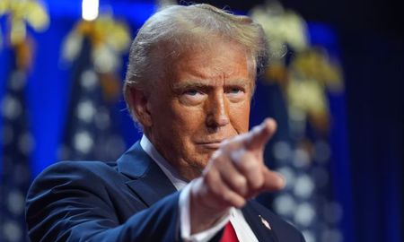 El presidente de Estados Unidos, Donald Trump, dijo que su administración recibió una llamada de Irán el lunes por la mañana, en la que Teherán afirmó que “tiene mucho interés en llegar a un acuerdo”. El presidente de Estados Unidos, Donald Trump, dijo que su administración recibió una llamada de Irán el lunes por la mañana, en la que Teherán afirmó que “tiene mucho interés en llegar a un acuerdo”.