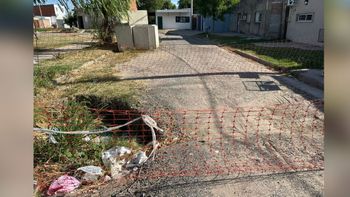 Vecinos de barrio Barranquitas Oeste reclaman por un hundimiento en plena calzada