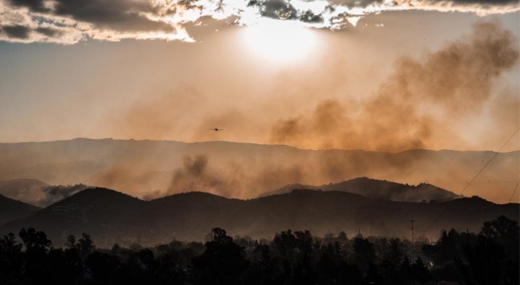 Así se veía el fuego en Potrerillo de Larreta desde Alta Gracia. (Gentileza @mapspetrini)