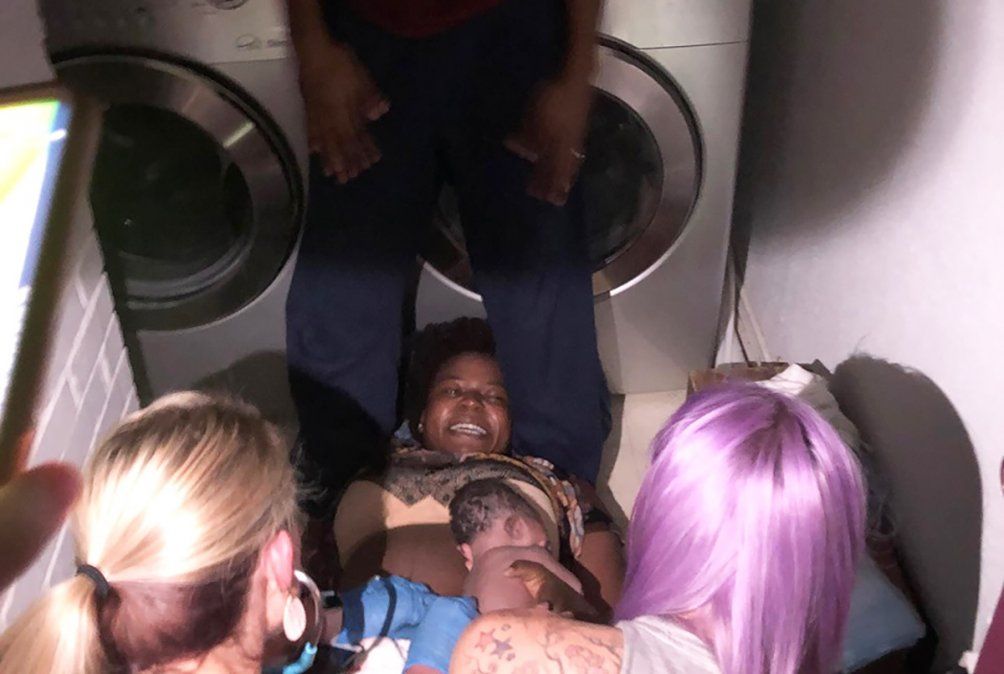 Mientras un potente tornado destruía Dallas, una mujer tenía a su bebé en una lavandería a la luz de las velas