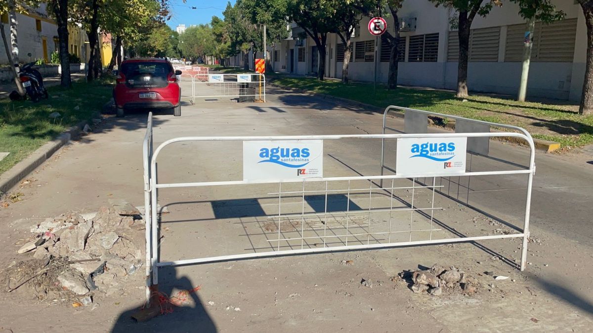 Calle Domingo Silva a la altura de Francia, donde se encuentra la vecinal, está con calzada reducida por reparaciones de Aguas Santafesinas. Calle Domingo Silva a la altura de Francia, donde se encuentra la vecinal, está con calzada reducida por reparaciones de Aguas Santafesinas.