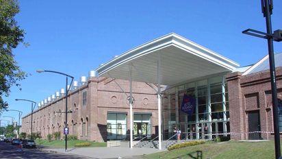 Motochorros armados robaron una joyería en un shopping de Rosario y escaparon en contramano