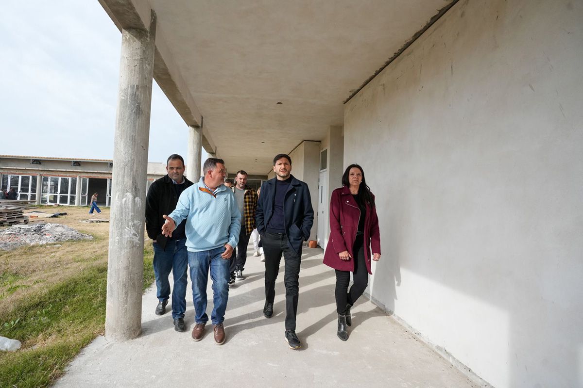 Pullaro firmó un convenio para terminar una escuela en Oliveros y que en 2027 ya se puedan dictar clases allí.