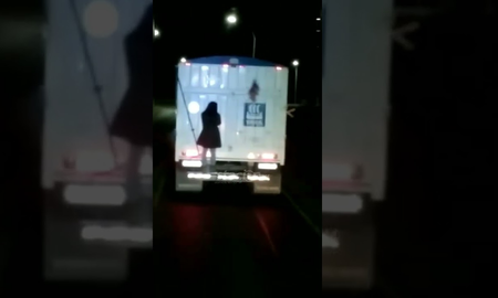 Video: camioneros aterrados por un fantasma que se colgó a un vehículo en plena ruta santafesina Video: camioneros aterrados por un fantasma que se colgó a un vehículo en plena ruta santafesina