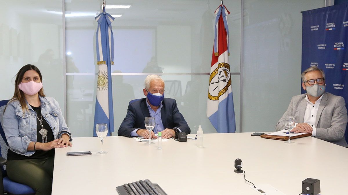 Aymo explicó que “estas rutas se llaman 2 + 1 con barrera, es decir, dos manos en un sentido y en cambio de doble línea amarilla, una barrera física para que nadie la pueda pasar. Esa barrera se va alternando y, cada cinco kilómetros, te da la posibilidad de hacer el sobrepaso seguro”.