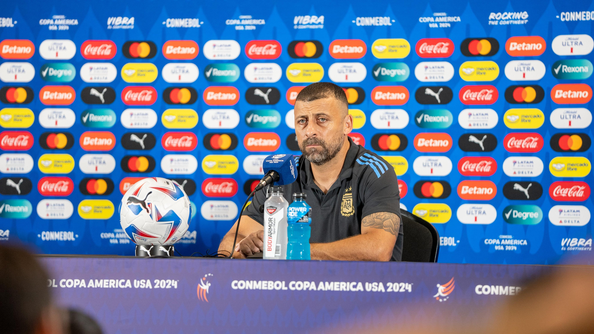En lugar de Lionel Scaloni, fue Walter Samuel quien enfrentó los micrófonos en la conferencia de prensa. En lugar de Lionel Scaloni, fue Walter Samuel quien enfrentó los micrófonos en la conferencia de prensa.