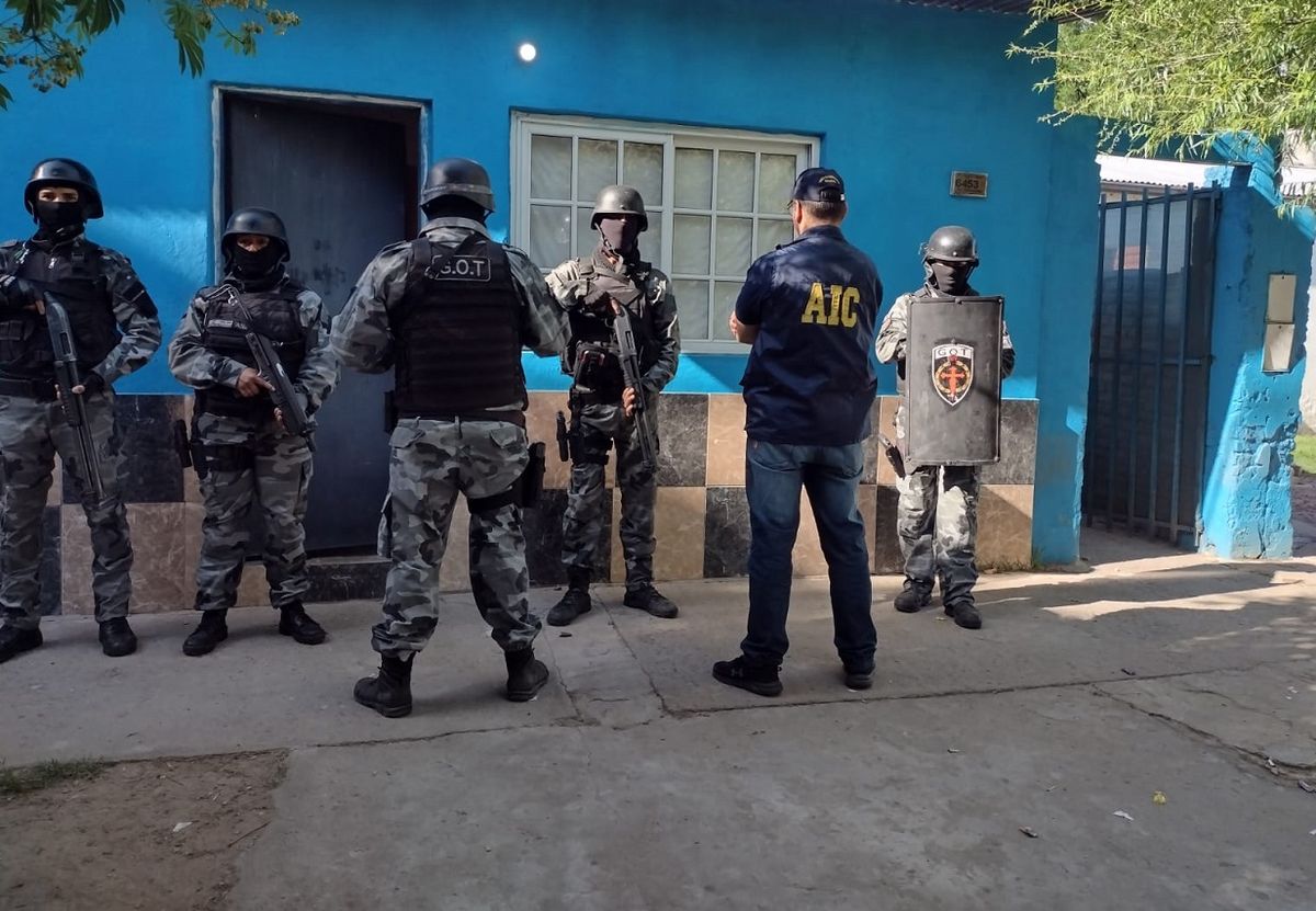 La policía hizo por ambas causas doce allanamientos.