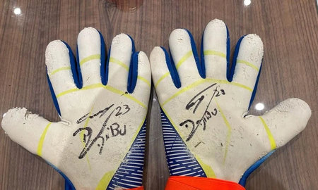Santa Fe se quedó con los guantes que Dibu Martínez usó en la final del Mundial de Qatar: ¿cuánto pagaron y dónde quedarán?. Santa Fe se quedó con los guantes que Dibu Martínez usó en la final del Mundial de Qatar: ¿cuánto pagaron y dónde quedarán?.