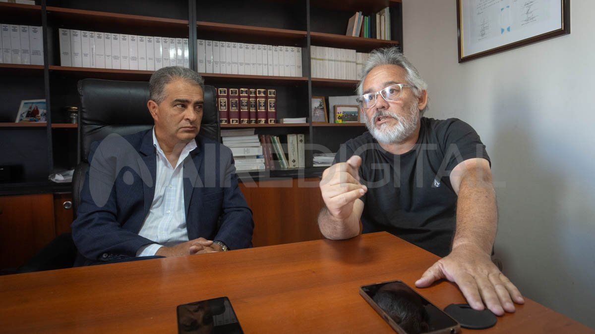 El abogado querellante Patiño junto a Rodrigo Nicola, el papá de Luciano