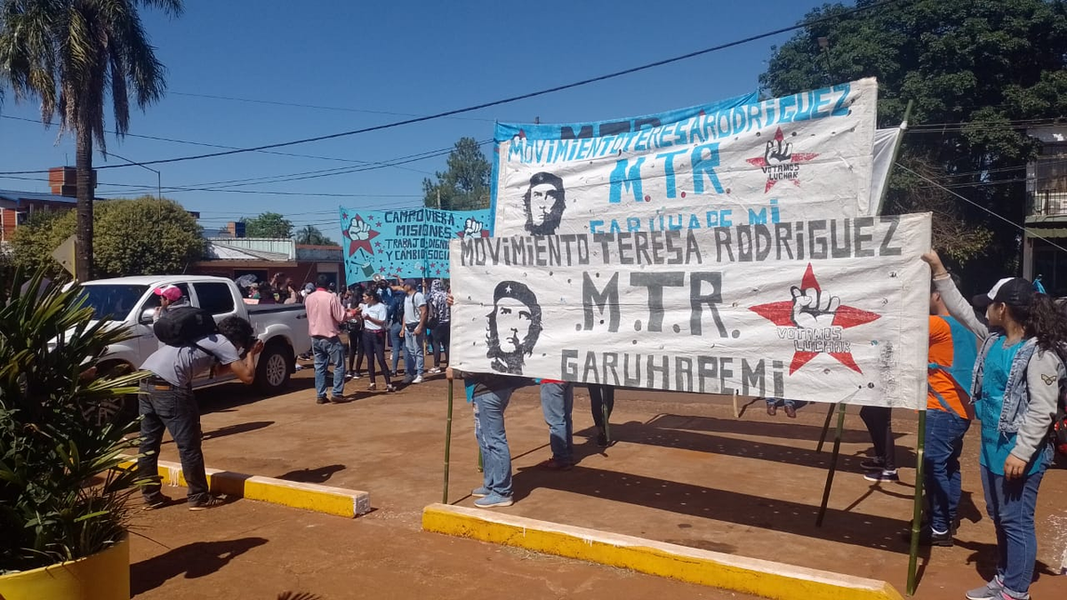 Misiones: vecinos armados con palos se cruzaron con manifestantes que querían cortar una avenida