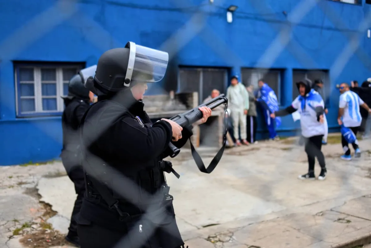 La previa del clásico del ascenso en Rosario entre Argentino y Central Córdoba en el José Martín Olaeta no empezó de la mejor manera. Se produjeron incidentes con la policía a la hora del ingreso provocaron la demora del inicio del partido.