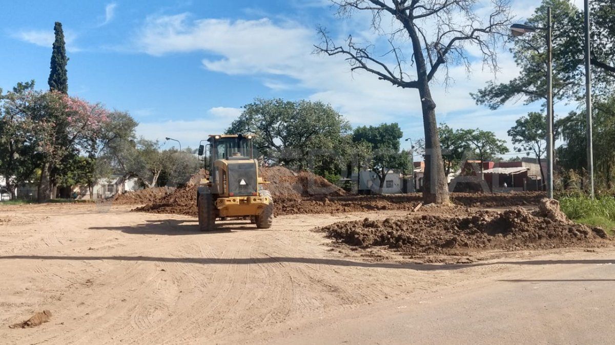 La plaza está tapada por tierra que llevan camiones de obras.