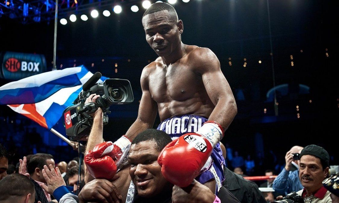 Guillermo Rigondeaux Ortiz, nacido el 30 de septiembre de 1980, desertó al abandonar el equipo cubano de boxeo que participaba de los Juegos Panamericanos de Río de Janeiro 2007, y se radicó en Miami. Tras un riquísimo pasado amateur (incluidos dos oros olímpicos, en gallo, en Sidney 2000 y Atenas 2004), como profesional fue múltiple rey supergallo AMB.