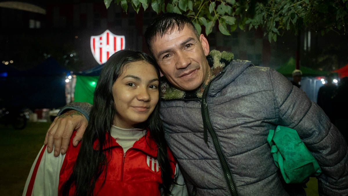 Bajo una lluvia torrencial, el hincha dijo presente. Bajo una lluvia torrencial, el hincha dijo presente.