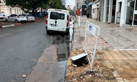 Apareció un pequeño socavón en Bulevar Pellegrini al 2800 entre 1° de mayo de 9 de julio. Apareció un pequeño socavón en Bulevar Pellegrini al 2800 entre 1° de mayo de 9 de julio.