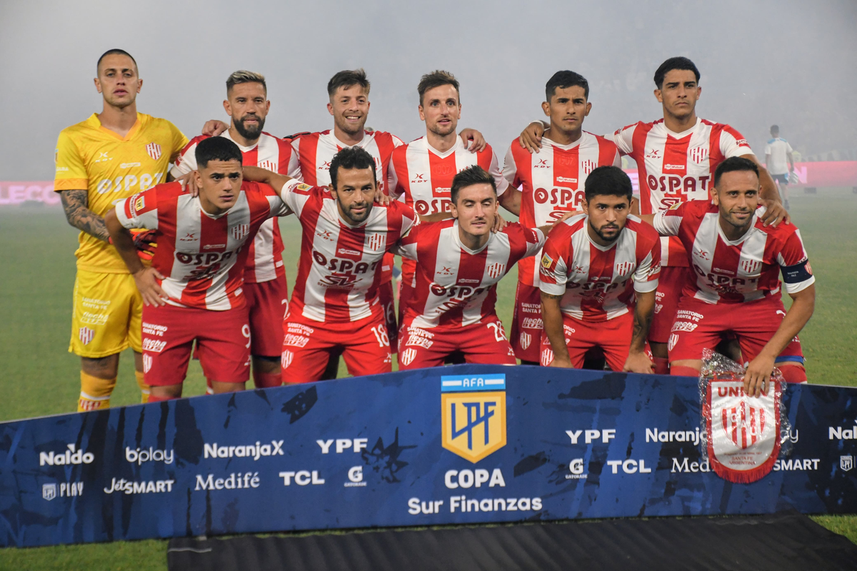 El equipo de Unión ante Racing.