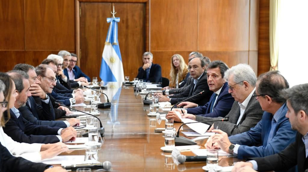 Sergio Massa, junto a miembros del equipo económico,explicaron hoy la operatoria a banqueros, representantes de compañías deseguros y de fondos de inversión.