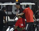 Enzo Pérez saliendo del partido con el golpe en el codo, preocupando a todo River. Enzo Pérez saliendo del partido con el golpe en el codo, preocupando a todo River.