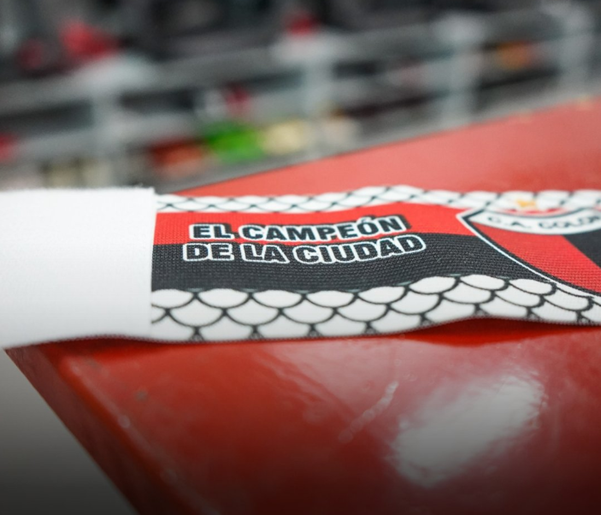 "El campeón de la ciudad", es la frase que lleva impresa la cinta de capitán que Colón usa en todos los partidos de la Copa de la Liga. "El campeón de la ciudad", es la frase que lleva impresa la cinta de capitán que Colón usa en todos los partidos de la Copa de la Liga.
