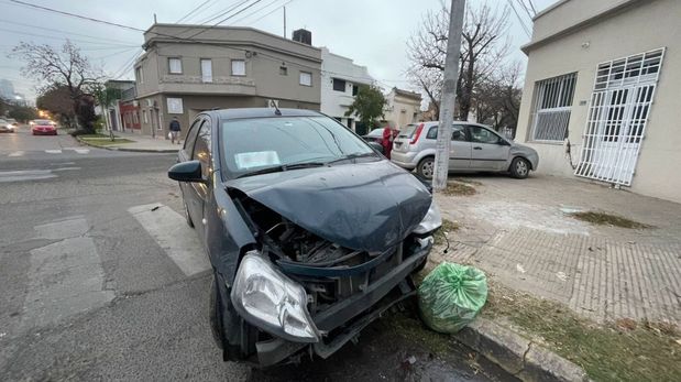 Violento choque en barrio Candioti: uno de los autos terminó contra la pared de una casa