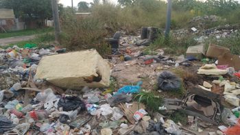 Barrio Pompeya: vecinos aseguran que un camión arroja basura y los expone a riesgos sanitarios
